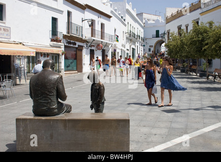 La piazza principale e la statua di uomo + Boy, Plaza de Espana, Conil de la Frontera, Costa de la Luz, Andalusia , Spagna Foto Stock