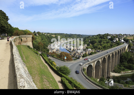 Una vista della marina a Dinan, Côtes-d'Armor, Brittany, Francia. Foto Stock