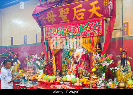 Il Tempio di Tin Hau a Stanley sull isola di Hong Kong, adoratori in preda all'alterare, fumo forniti dalla joss bastoni, il Tempio di Tin Hau Hong Kong, templi Foto Stock