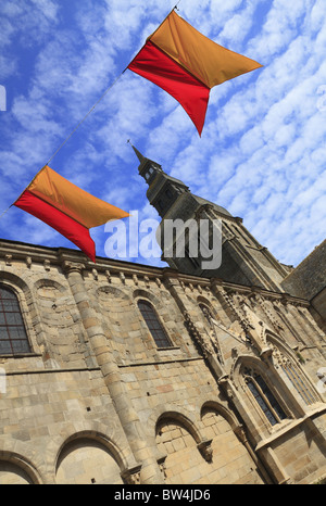 La chiesa di St Sauveur nella bellissima città medievale di Dinan, Brittany, Francia. Foto Stock