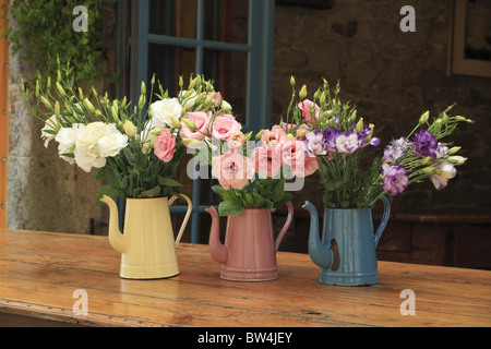 Brocche di fiori sul display al di fuori di un ristorante a Dinan, Côtes-d'Armor, Brittany, Francia. Foto Stock