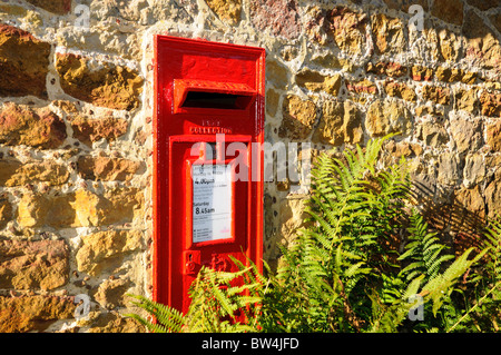 Rosso rurale royal mail casella di posta sulla parete Foto Stock