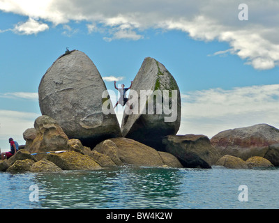Un unica formazione rocciosa conosciuta come Split Apple superfici di roccia al di fuori del Mare di Tasman nel Parco Nazionale Abel Tasman, Nuova Zelanda. Foto Stock
