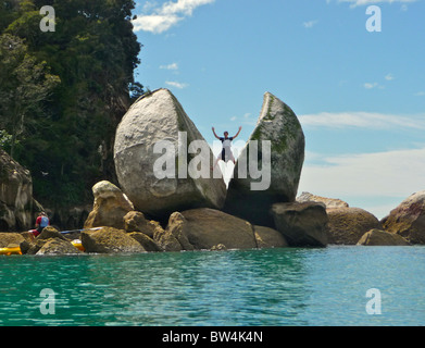 Un unica formazione rocciosa conosciuta come Split Apple superfici di roccia al di fuori del Mare di Tasman nel Parco Nazionale Abel Tasman, Nuova Zelanda. Foto Stock