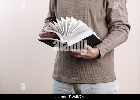 Lettura di un libro Foto Stock