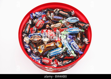 Contenitore di plastica piena di celebrazioni dei cioccolatini. Marte, Malteasers, la Via Lattea, Bounty, galassia, Snickers da sopra il bianco. Regno Unito Foto Stock