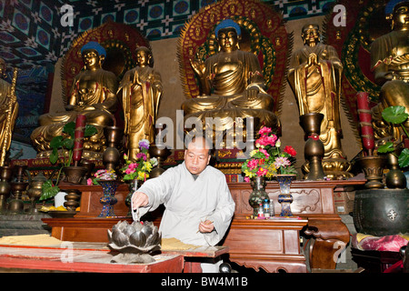 Monaco buddista, Tempio Shaolin, luogo di nascita del Kung Fu, Song Shan, vicino a Zhengzhou, nella provincia di Henan, Dengfeng, Cina Foto Stock