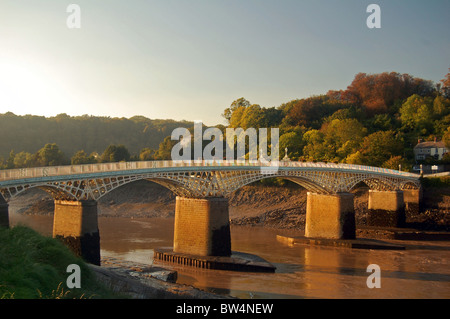 Chepstow vecchio ponte sul fiume Wye Foto Stock
