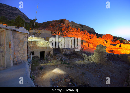 La Giordania, nella contea di Tafila, Dhana, Dana, villaggio, città, vista dal tetto di una guesthouse Foto Stock