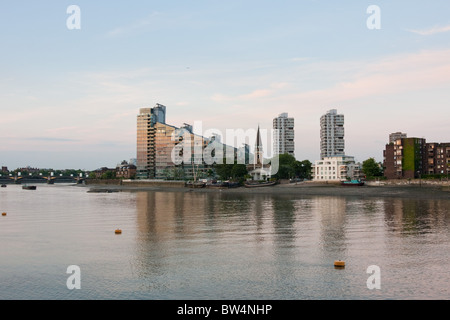 Il fiume Tamigi a Battersea nella zona sud-ovest di Londra Foto Stock