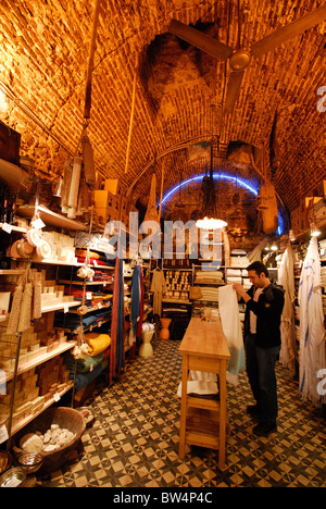 ISTANBUL, Turchia. Abdulla, un negozio di sistemazione di artigianato in Grand Bazaar. 2010. Foto Stock