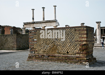 Un plinto non occupato per una statua equestre in piedi nella piazza principale del Forum, Pompei, Italia Foto Stock