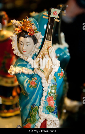 Dipinto di intaglio della giada di una donna cinese suonare uno strumento musicale, Pechino, Cina Foto Stock