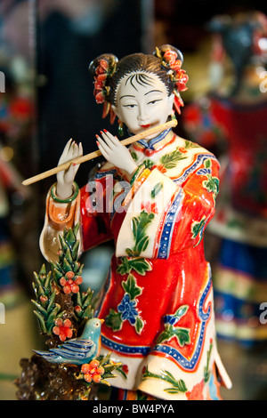 Dipinto di intaglio della giada di una donna cinese la riproduzione di un flauto, Pechino, Cina Foto Stock