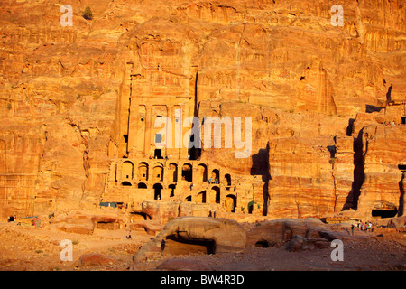 Giordania Petra, rock, rocce, tramonto, tombe reali, Urn tomba Foto Stock
