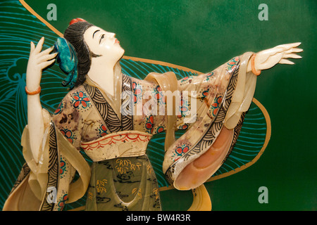Dipinto di intaglio della giada di una donna cinese, su un pezzo di arredamento, Pechino, Cina Foto Stock