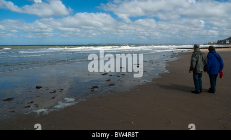 Di mezza età giovane camminando sulla spiaggia di Trouville, Normandia Francia Foto Stock