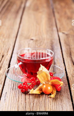 Il tè di frutta in una coppa di vetro Foto Stock