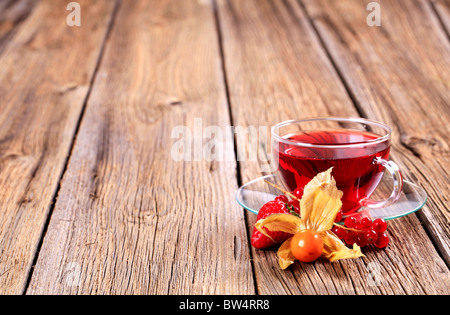 Il tè di frutta in una coppa di vetro Foto Stock