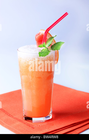 Bicchiere di cocktail con ghiaccio tritato Foto Stock