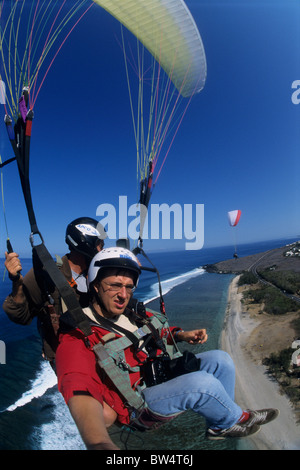 Due posti volo di parapendio sul Saint Leu beach, Isola di Reunion (Francia), l'Oceano Indiano Foto Stock