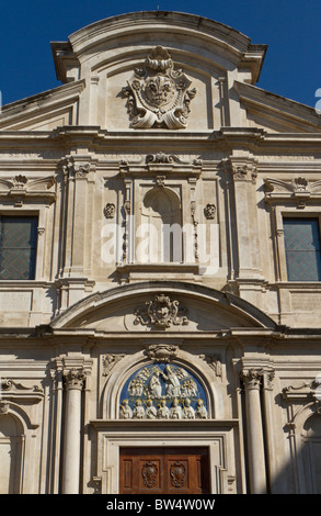 La facciata della Chiesa di Ognissanti con maiolica (ceramica invetriata) bassorilievo raffigurante l'Incoronazione della Vergine Foto Stock