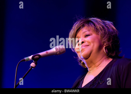 Mavis Staples delle graffe cantanti presso il Festival Internazionale di musica in Bath Foto Stock