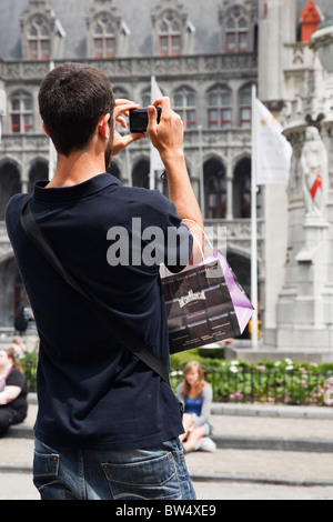 Markt, Bruges, Fiandre Orientali, Belgio, Europa. Turistica prendendo una fotografia con una fotocamera digitale compatta Foto Stock