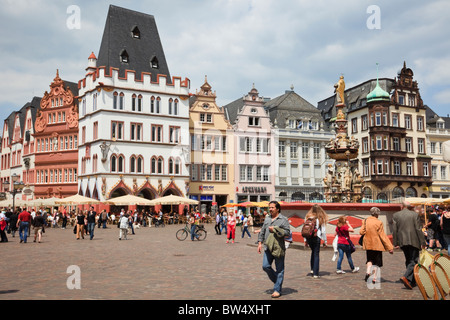 Vecchi edifici intorno alla storica piazza principale della più antica città tedesca. Hauptmarkt, Treviri, Renania-Palatinato, Germania, Europa Foto Stock
