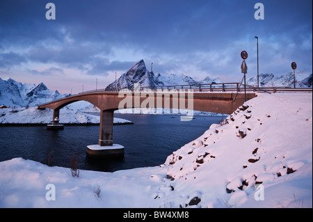 Vista invernale del ponte sulla E10 Hamnøya di collegamento e isole Toppøya, isole Lofoten in Norvegia Foto Stock