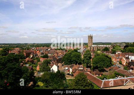 Vista della città di Warwick dalla sommità del ragazzo torre presso il Castello Foto Stock