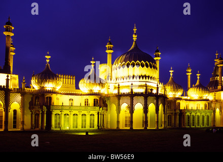 Brighton Royal Pavilion, illuminata di notte Foto Stock