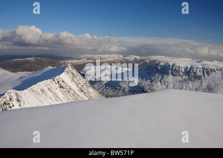 Vista da Helvellyn oltre il bordo di estensione in inverno nel Lake District inglese Foto Stock