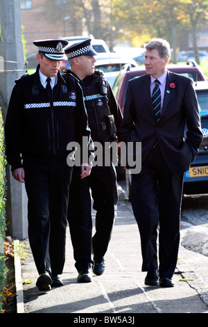 Giustizia Segretario Kenny MacAskill visite Drylaw con Lothian e frontiere ufficiali della polizia di Edimburgo, Scozia Foto Stock