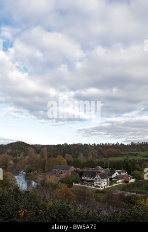 Vista dall alto sulla collina del castello a piedi in Bridgnorth una scena autunnali con Riverside House sulla banca del fiume Severn. Foto Stock