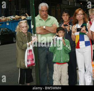 CANDIDS - La Madonna e la famiglia frequentare la Kabbalah Services Foto Stock