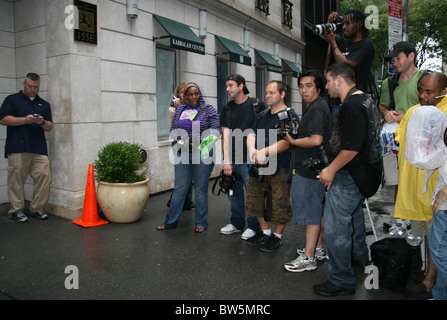 CANDIDS - La Madonna e la famiglia frequentare la Kabbalah Services Foto Stock