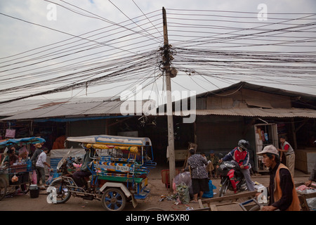 Una confusione di cavi telefonici su Din Khua,il giorno di mercato, di Vientiane, la capitale del Laos. Foto Stock