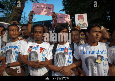 I sostenitori di Aung San Suu Kyi si riuniranno presso NLD capo quarto il Nov 13, 2010. Foto Stock