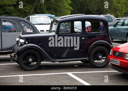 Auto classica Austin 7 Ruby, parcheggiata nel parcheggio tra auto moderne a East Cowes, Isola di Wight, Hampshire, Regno Unito a maggio Foto Stock