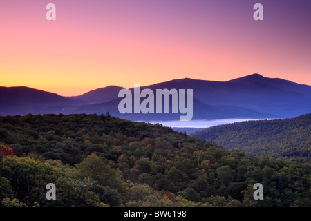 Vista di Keene Valley, NY dalla testa di gufi Mt verso Giant Mountain Wilderness Area Foto Stock