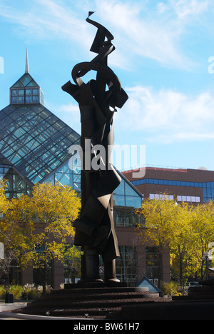 Paley la scultura di fronte ad uno di Bausch & Lomb Place Rochester, NY Foto Stock