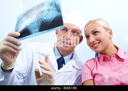 Immagine del dentista dando consulenza medica per donna Foto Stock