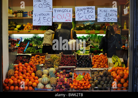 Frutta e verdura shop a Varallo Sesia, Vercelli Piemonte, Italia Foto Stock
