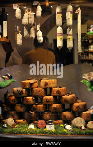 Formaggio pecorino e salumi in vendita in un negozio di Pienza, Siena, Toscana, Italia Foto Stock