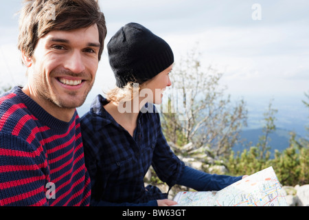 Coppia con mappa nella parte anteriore del paesaggio Foto Stock
