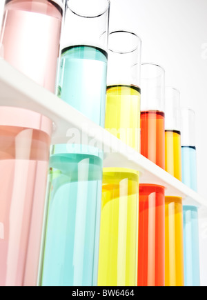 Fila di provette riempite di liquido colorato Foto Stock