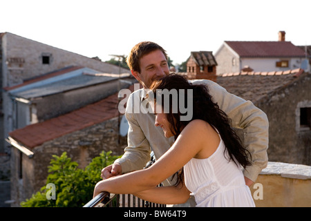 Coppia giovane avente drink al tramonto Croazia Foto Stock