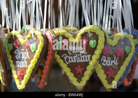 Cioccolato e cuori di panpepato appeso su nastri prese a Wine festival a Bad Durkheim, Germania Foto Stock