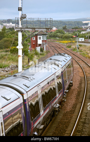 primo treno suburbano della ferrovia di scot che lascia montrose in direzione nord verso Aberdeen Scozia Foto Stock